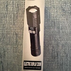 Rechargeable multifunctional LED electronic display zoom flashlight NEW